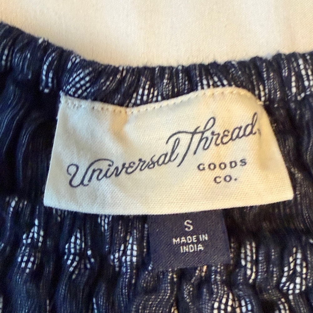Universal Thread Navy Geometric Crop Blouse - Picture 2 of 5